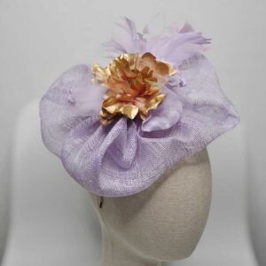 Tocado lila y oro sinamay