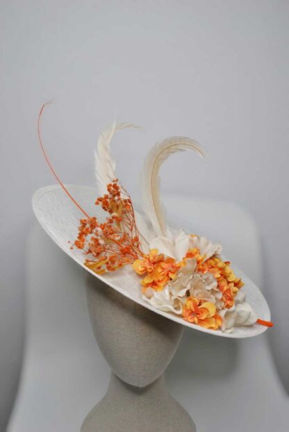 Tocado blanco y naranja