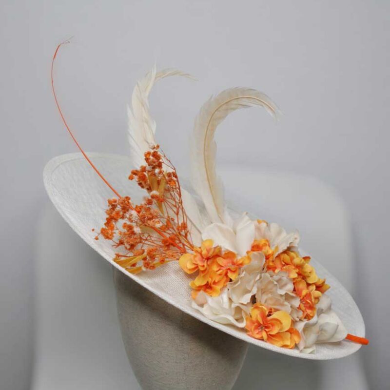 Tocado blanco y naranja