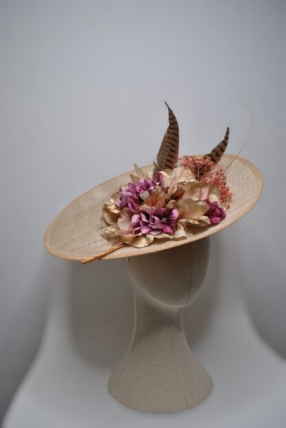 Tocado beige flores rosas y oro - Imagen 2