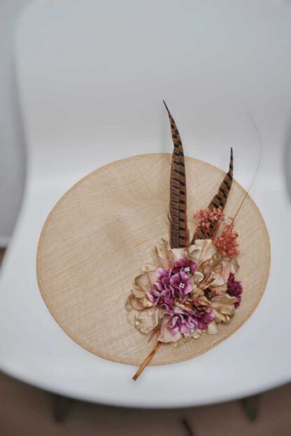 Tocado beige flores rosas y oro - Imagen 3