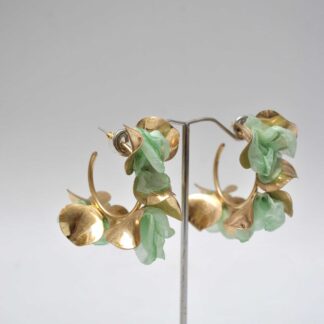 Aros dorados y verde menta