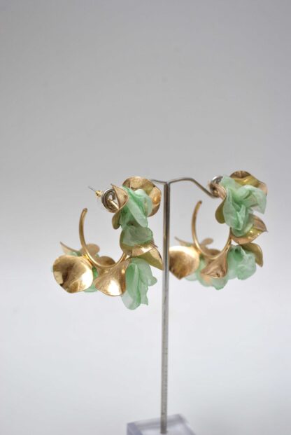 Aros dorados y verde menta
