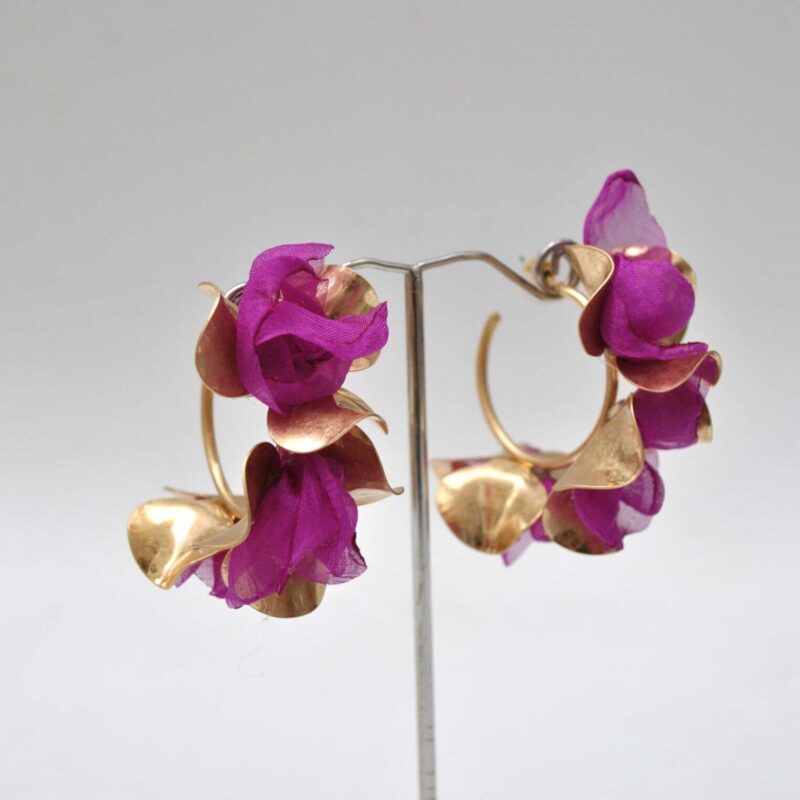 Aros dorados y bugamvilla pétalos
