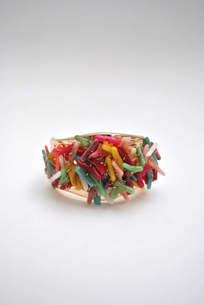 Brazalete dorado y multicolor