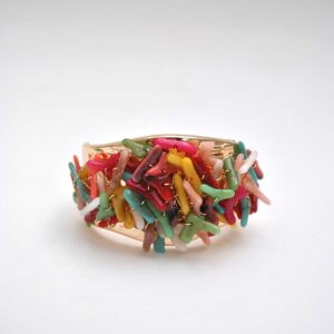 Brazalete dorado y multicolor