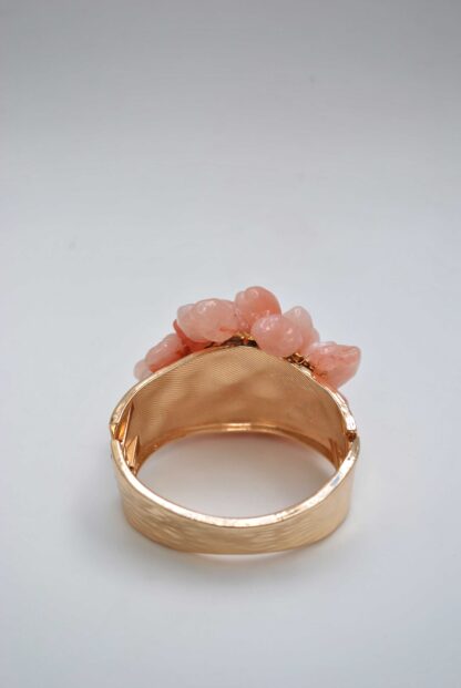 Brazalete dorado flor rosa - Imagen 3