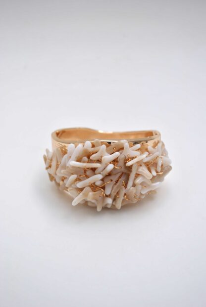 Brazalete dorado y blanco