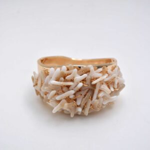 Brazalete dorado y blanco