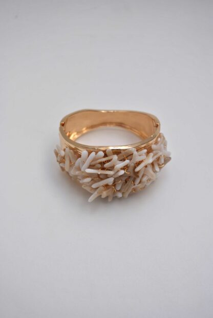 Brazalete dorado y blanco - Imagen 2