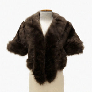 Estola marrón o abrigo sintético