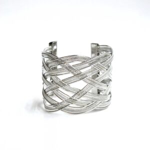 Brazalete plateado trenzado