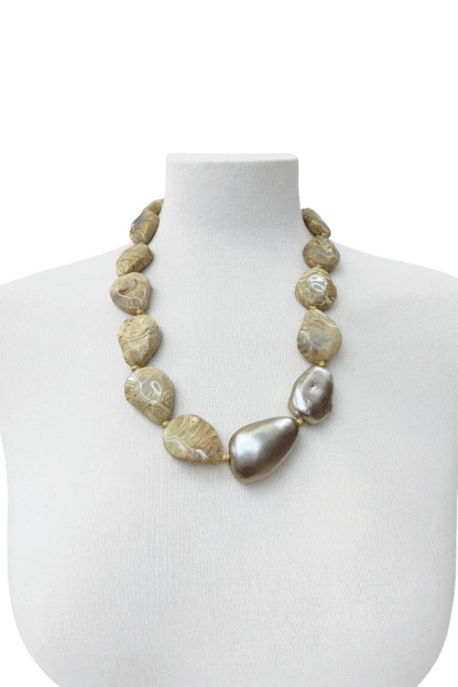 Collar facetado beige