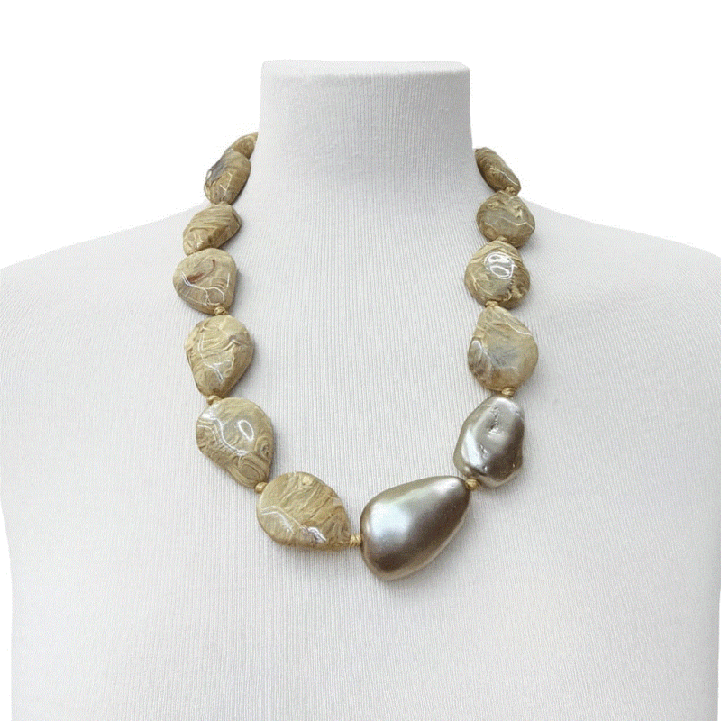 Collar facetado beige