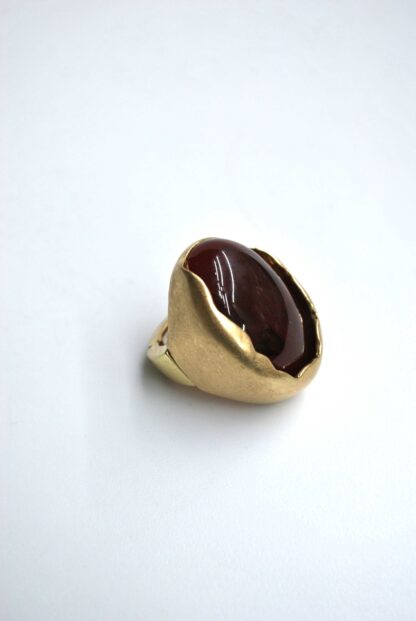 Anillo burdeos facetado - Imagen 2