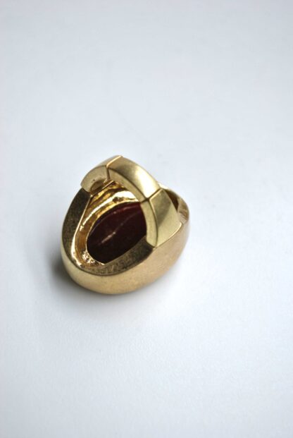 Anillo burdeos facetado - Imagen 3