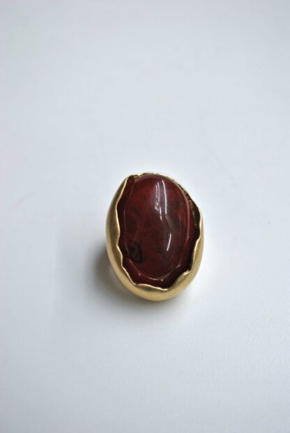 Anillo burdeos facetado