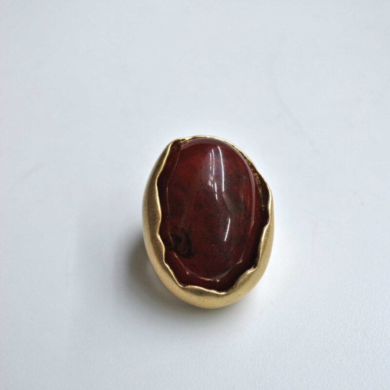 Anillo burdeos facetado