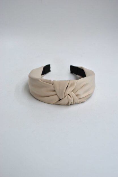 Diadema beige invitada