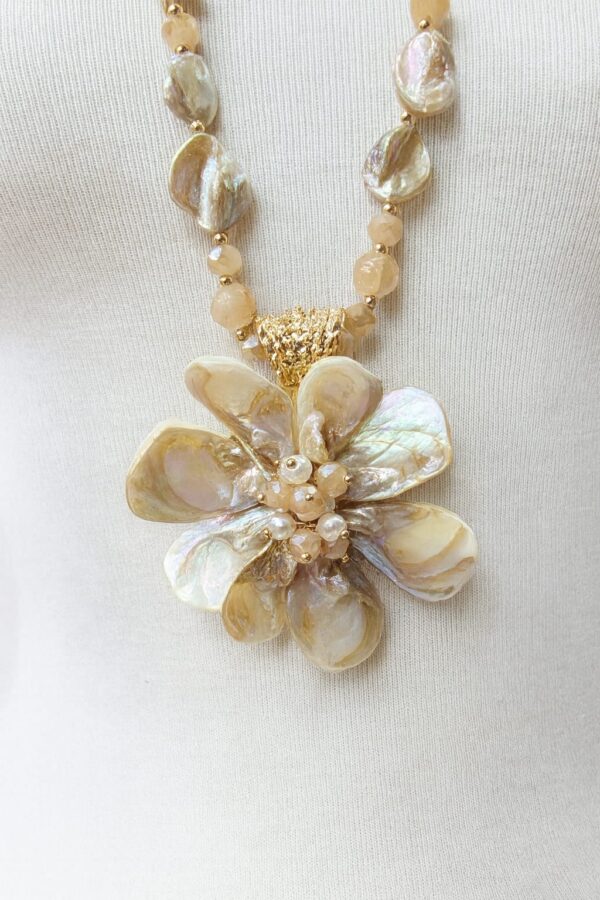 Collar largo flor nacar - Imagen 2