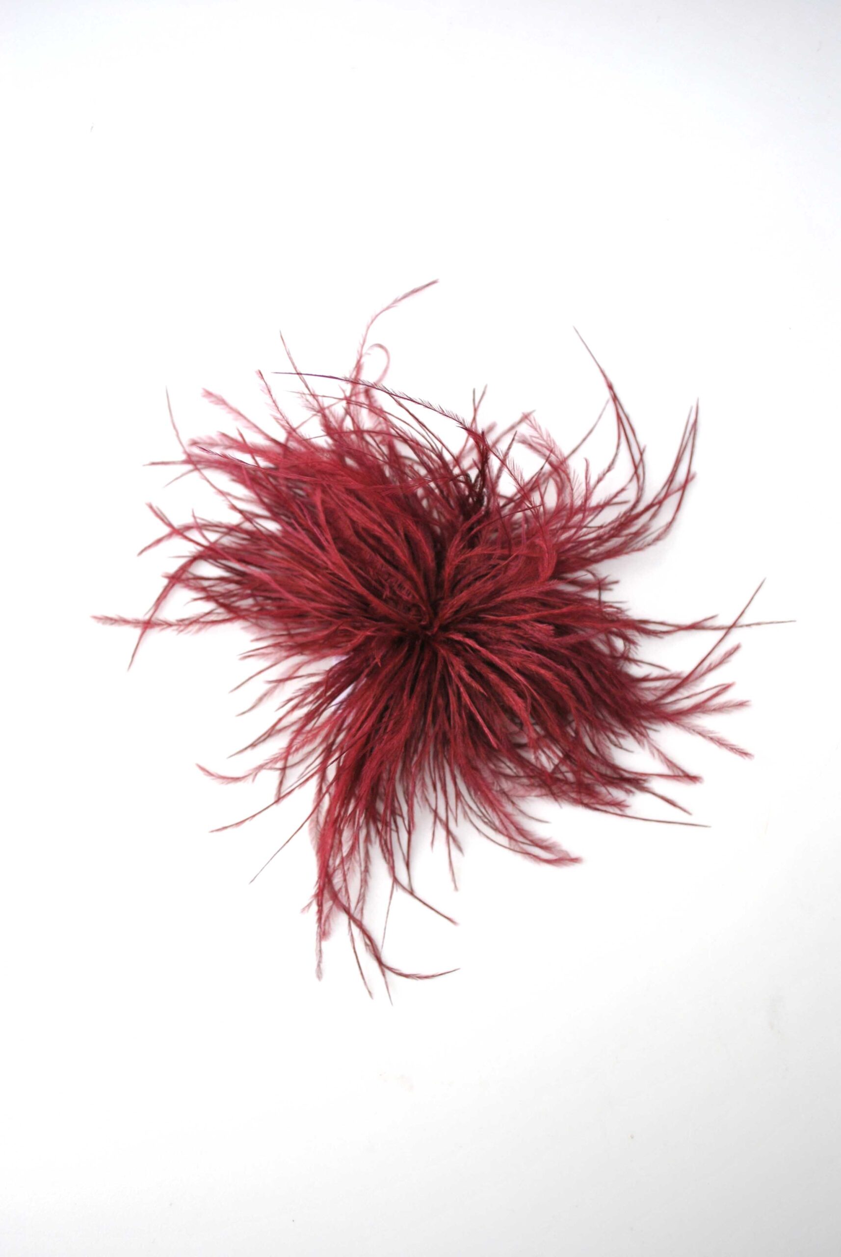 Tocado broche burdeos plumas