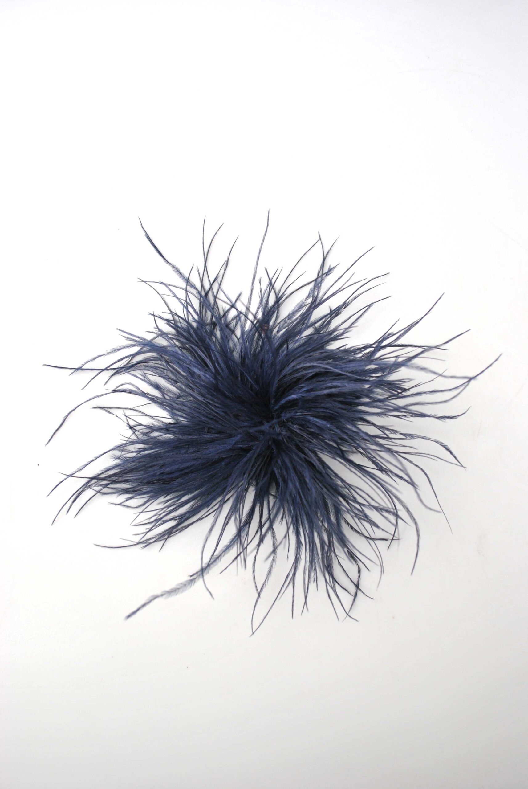 Tocado broche azul marino plumas