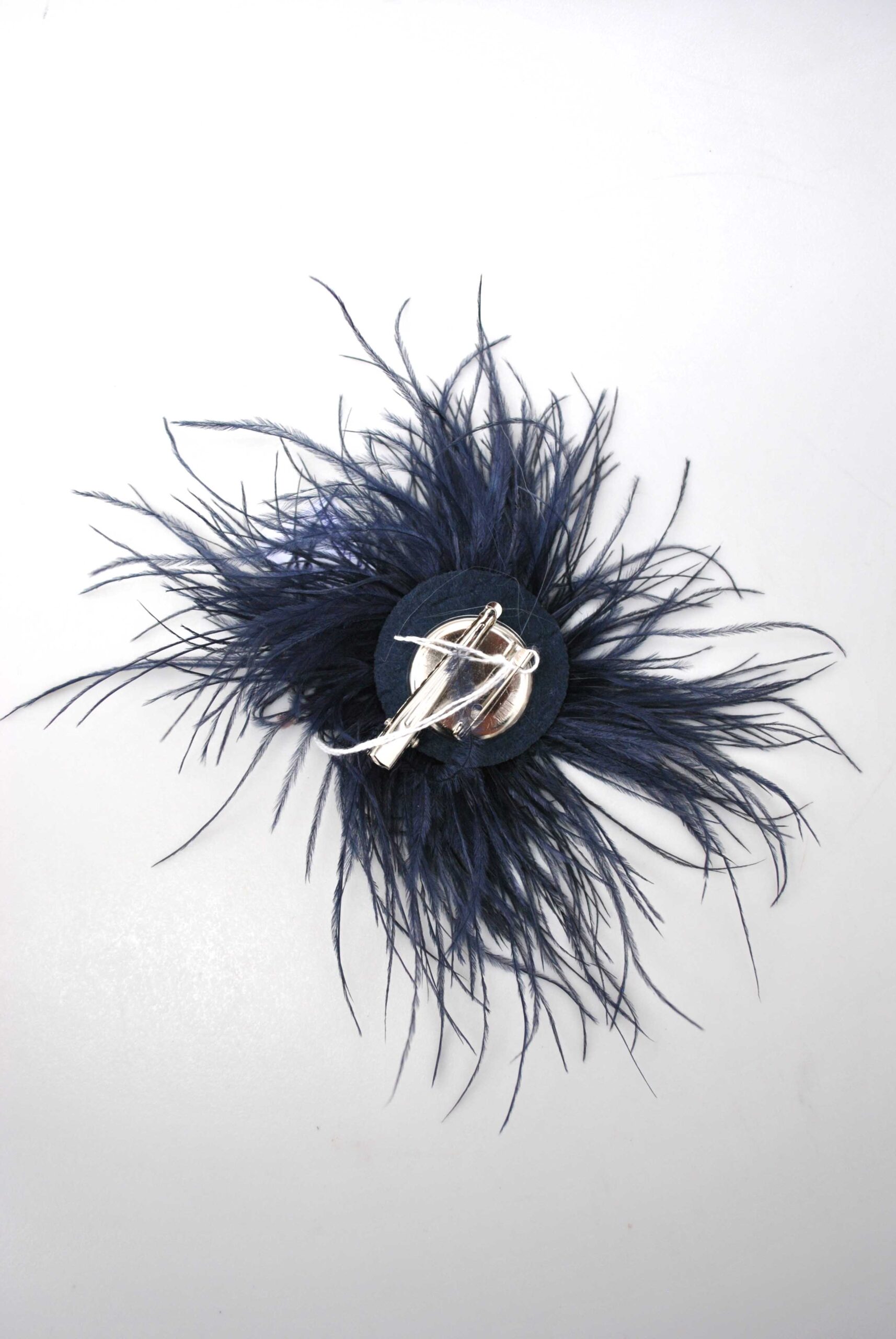 Tocado broche azul marino plumas - Imagen 2
