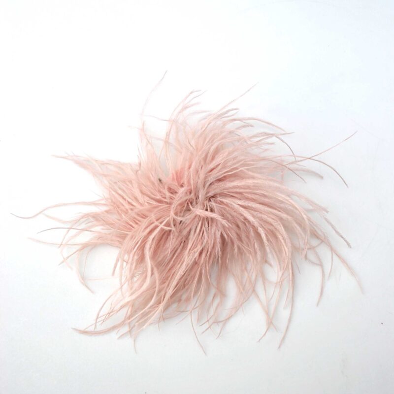 Tocado broche rosa nude plumas