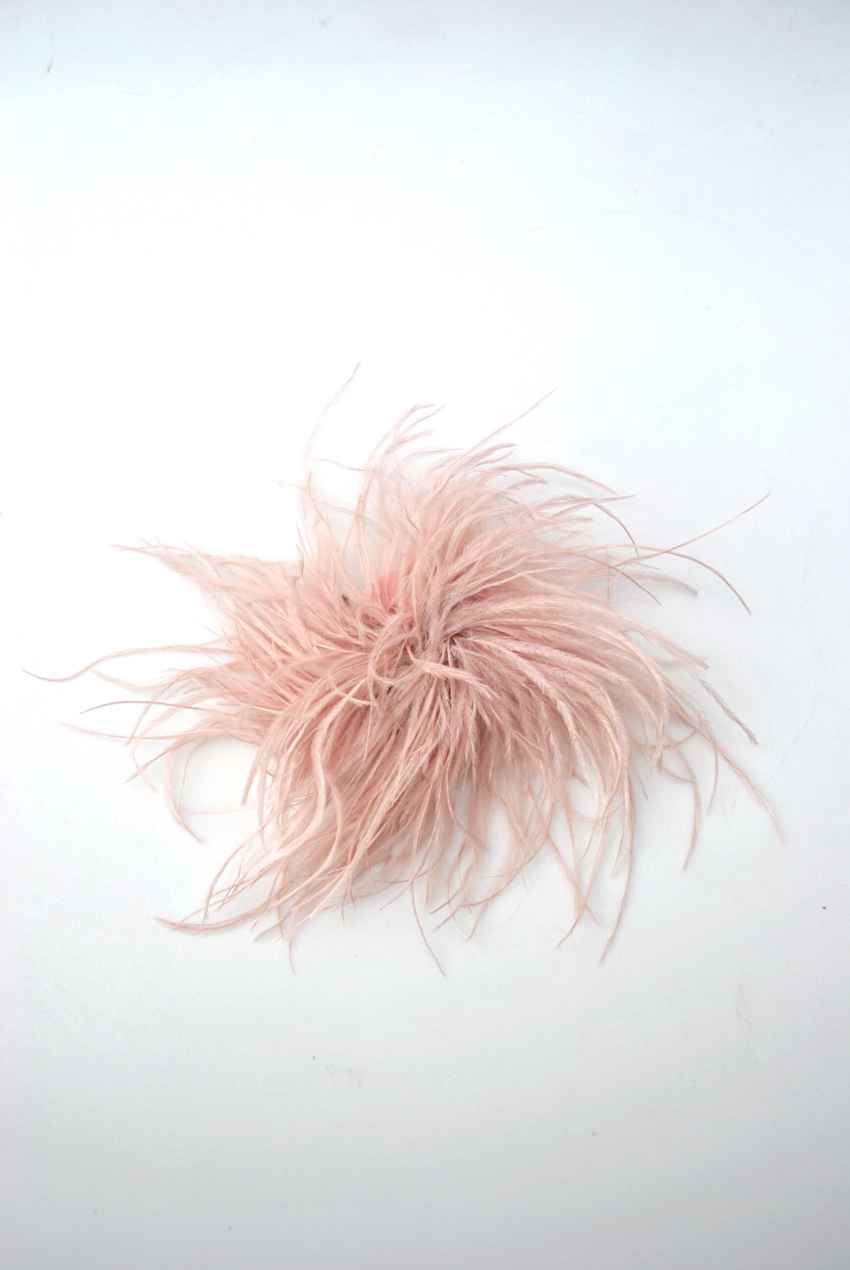 Tocado broche rosa nude plumas