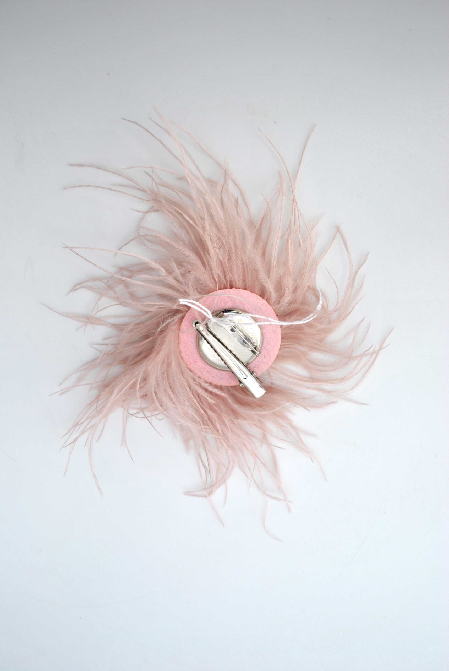 Tocado broche rosa nude plumas - Imagen 2