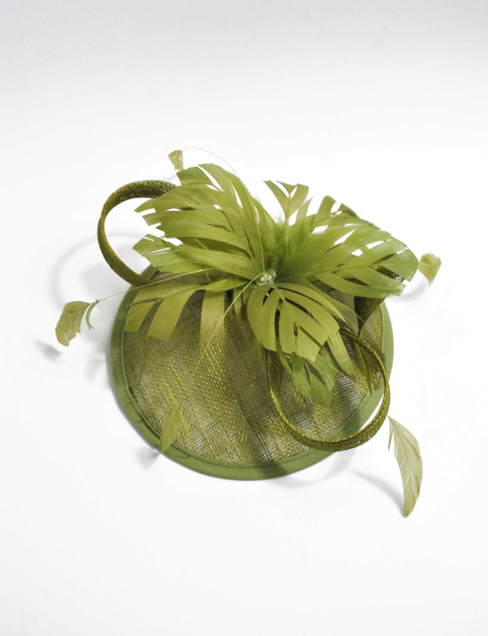 Tocado plumas verde oliva