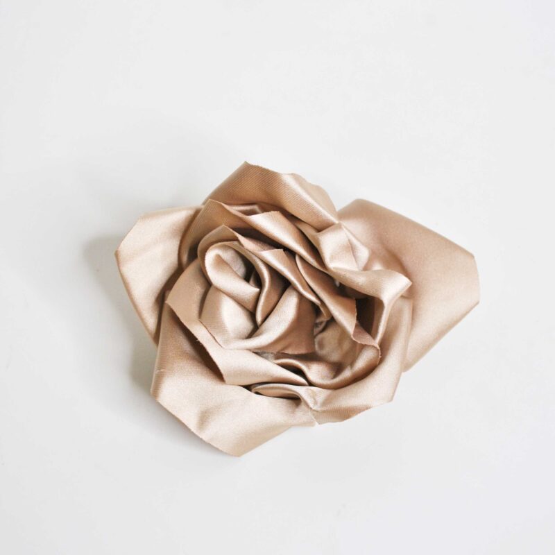 Broche flor satén beige
