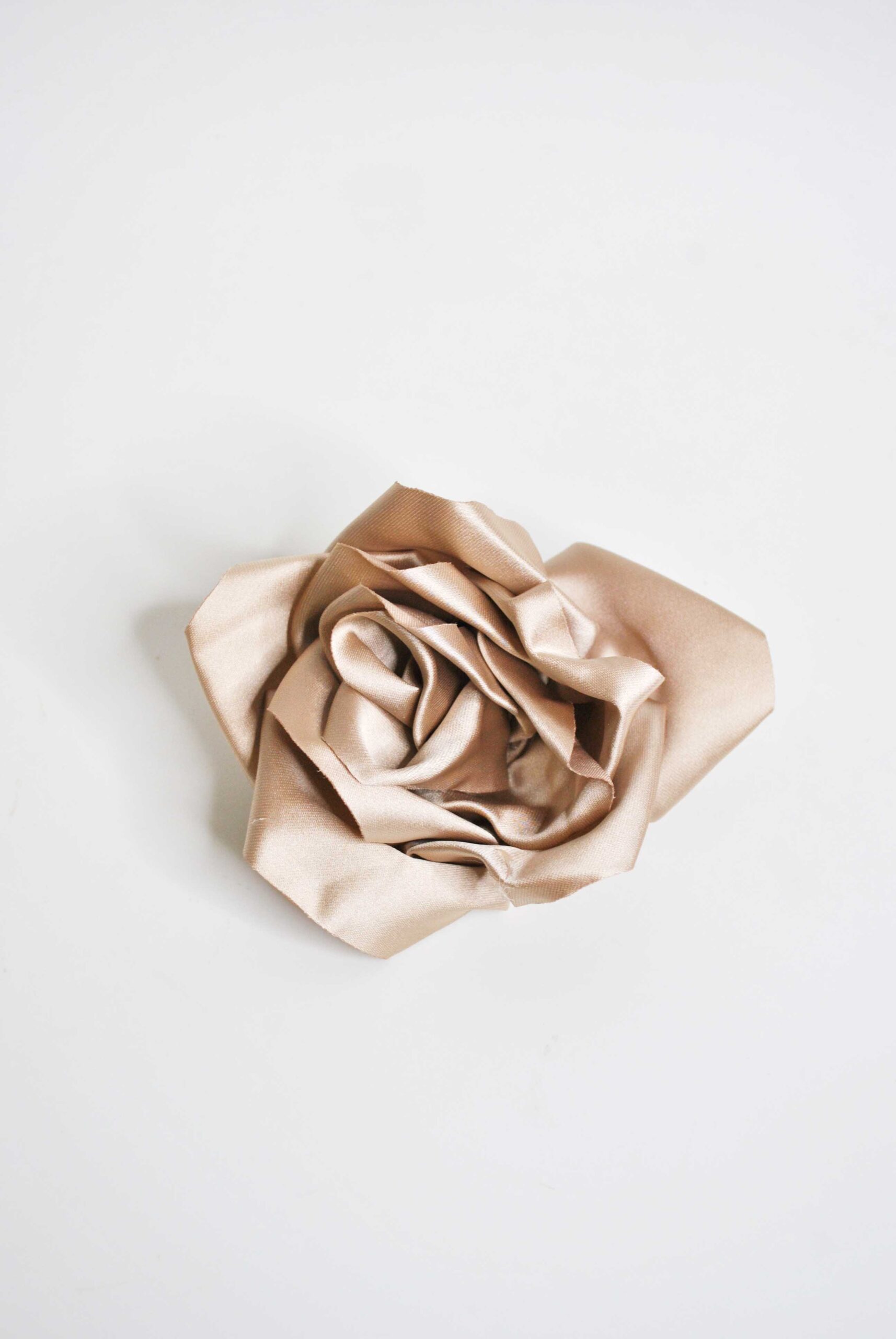 Broche flor satén beige