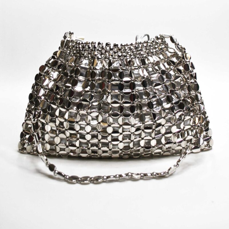 Bolso plateado aplicaciones metal