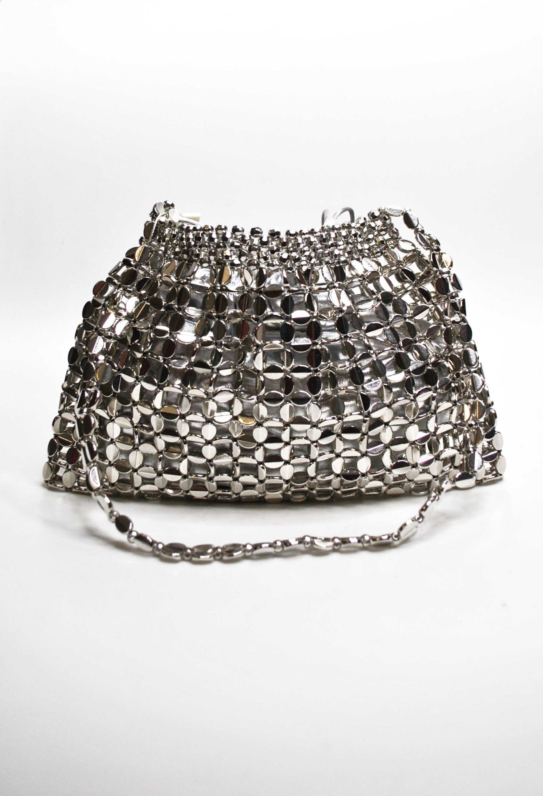 Bolso plateado aplicaciones metal
