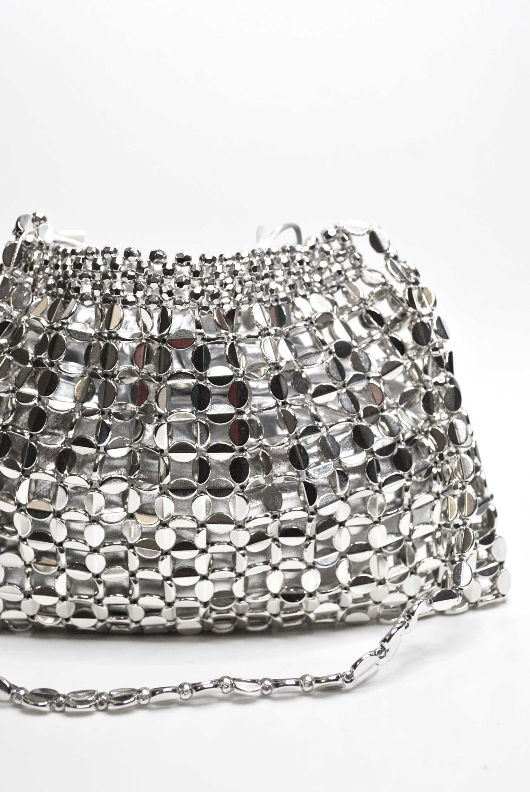 Bolso plateado aplicaciones metal - Imagen 2