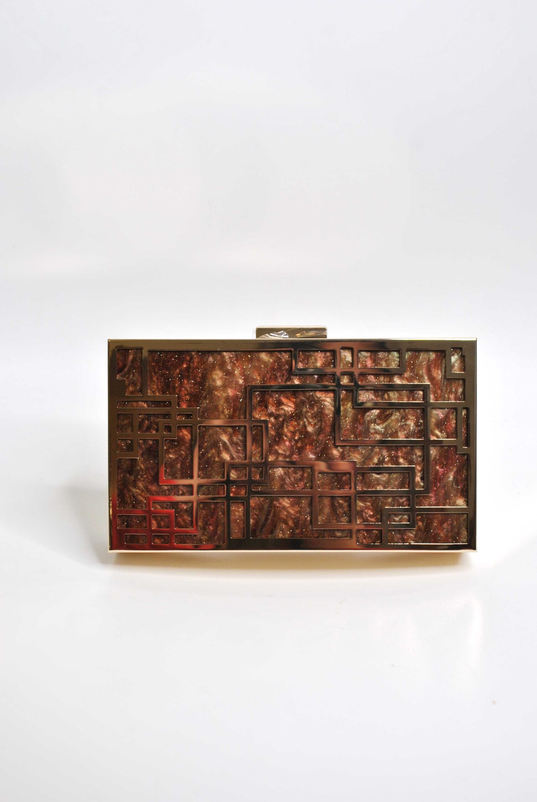 Bolso clutch nácar marrón molduras