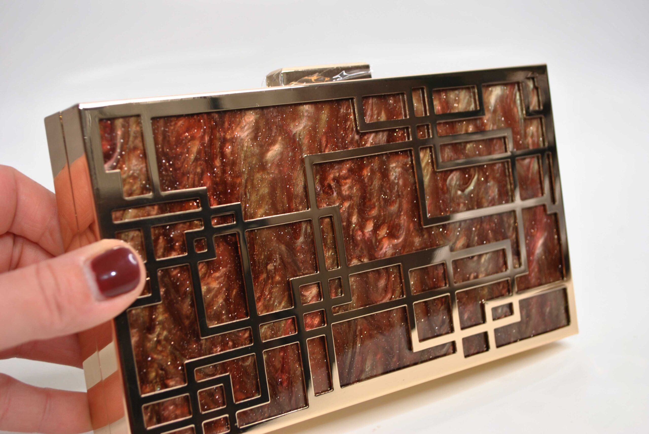 Bolso clutch nácar marrón molduras - Imagen 2