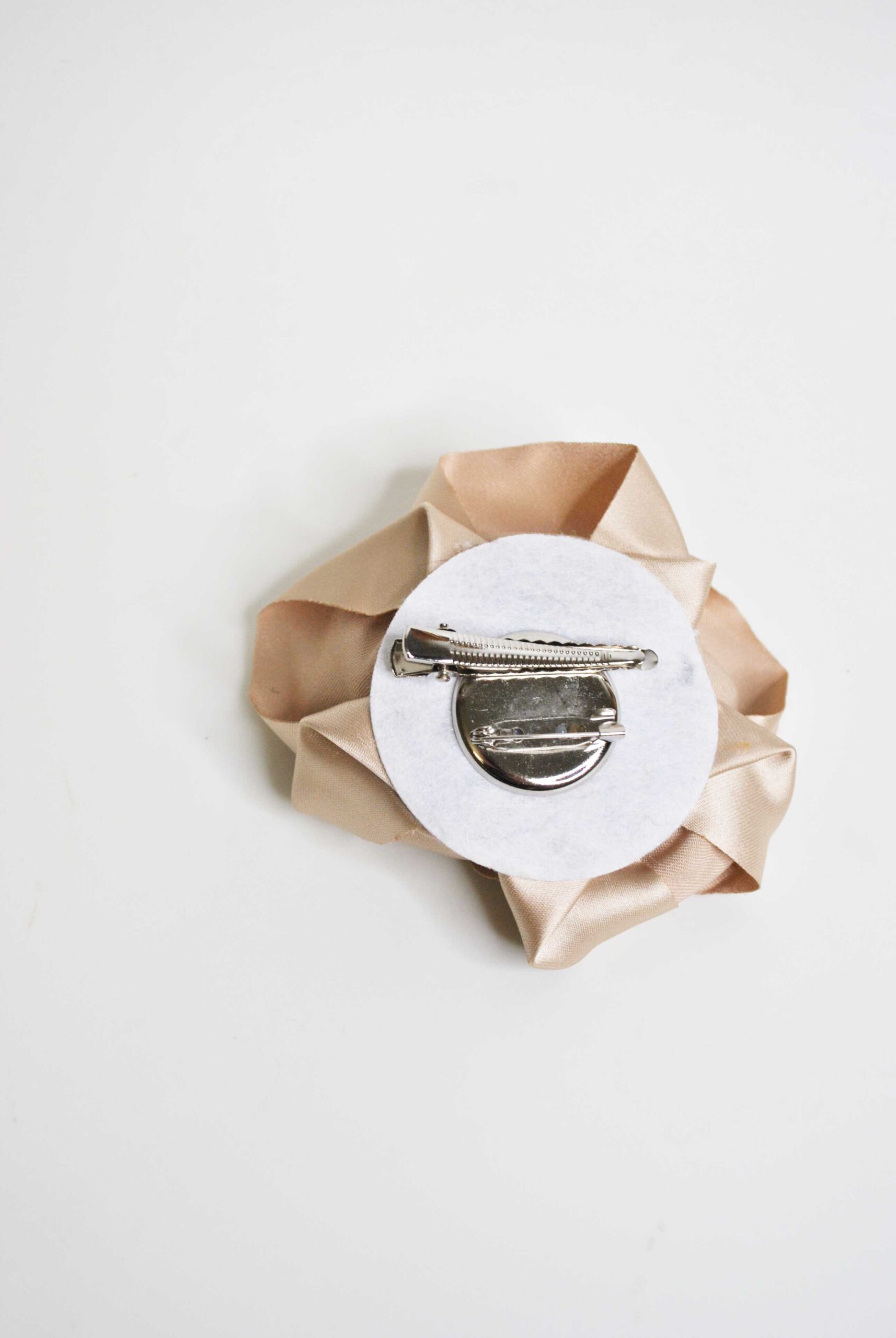 Broche flor satén beige - Imagen 2