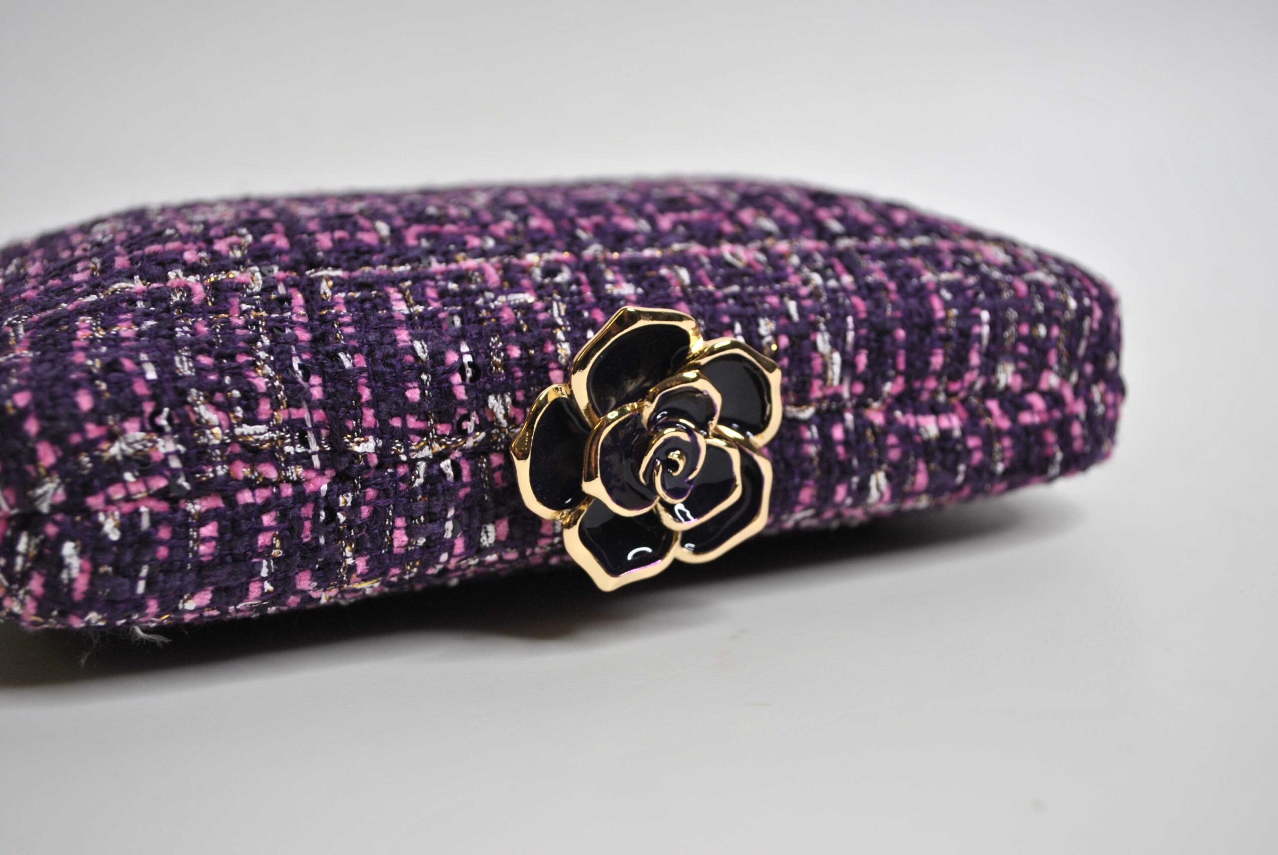 Clutch tweed morado cierre flor - Imagen 3