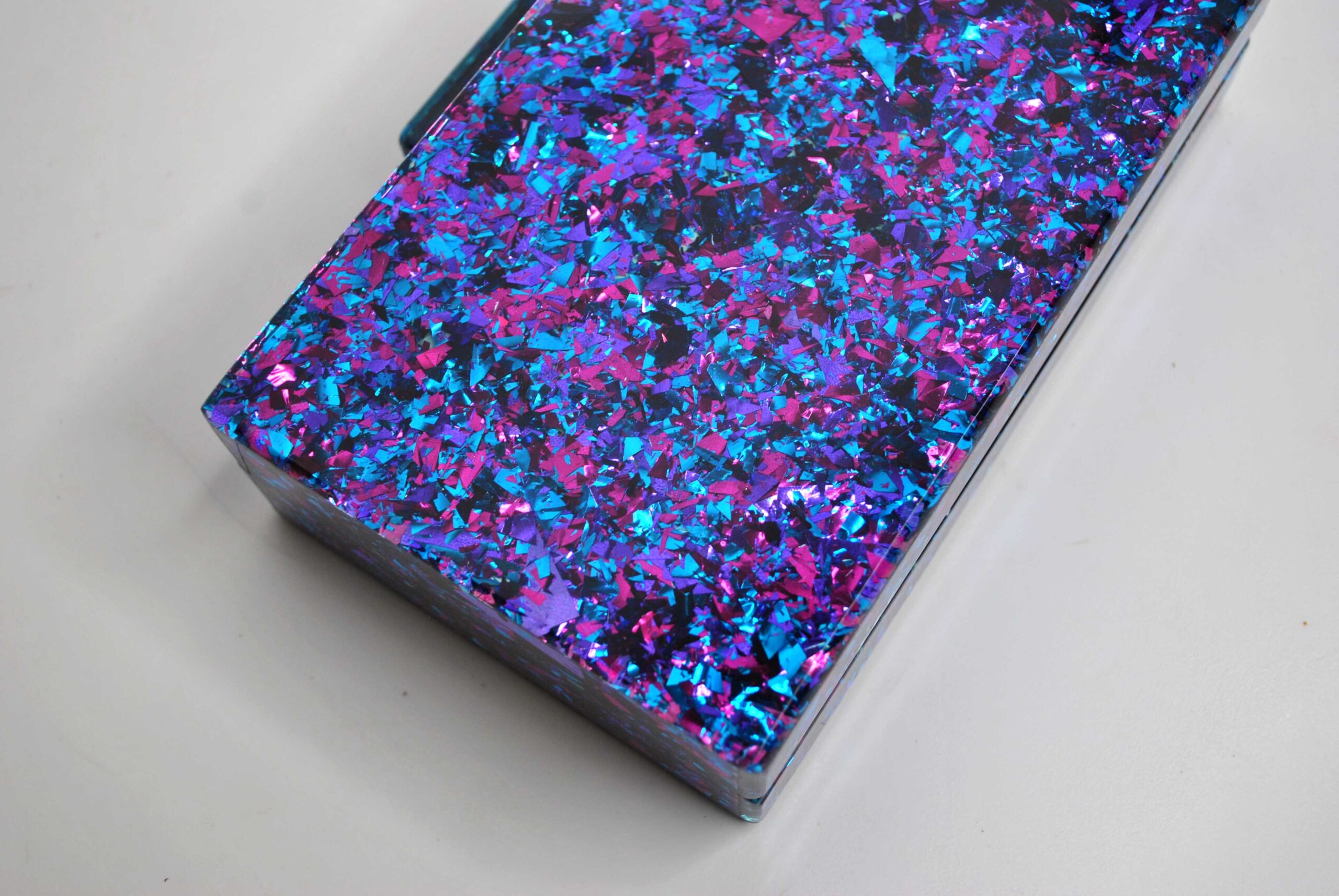 Bolso clutch confetti azul y morado - Imagen 3