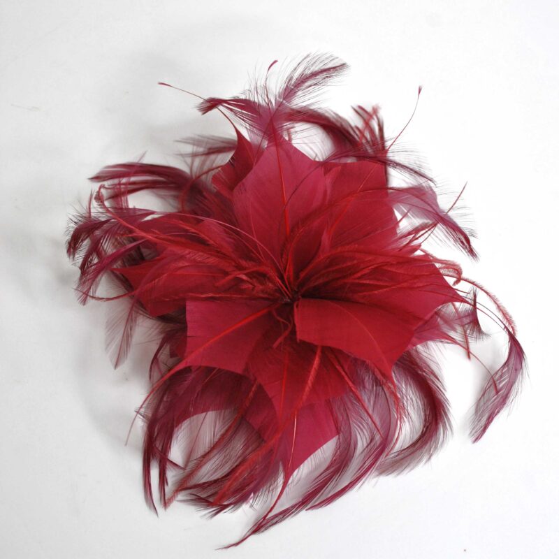 Flor tocado rojo burdeos