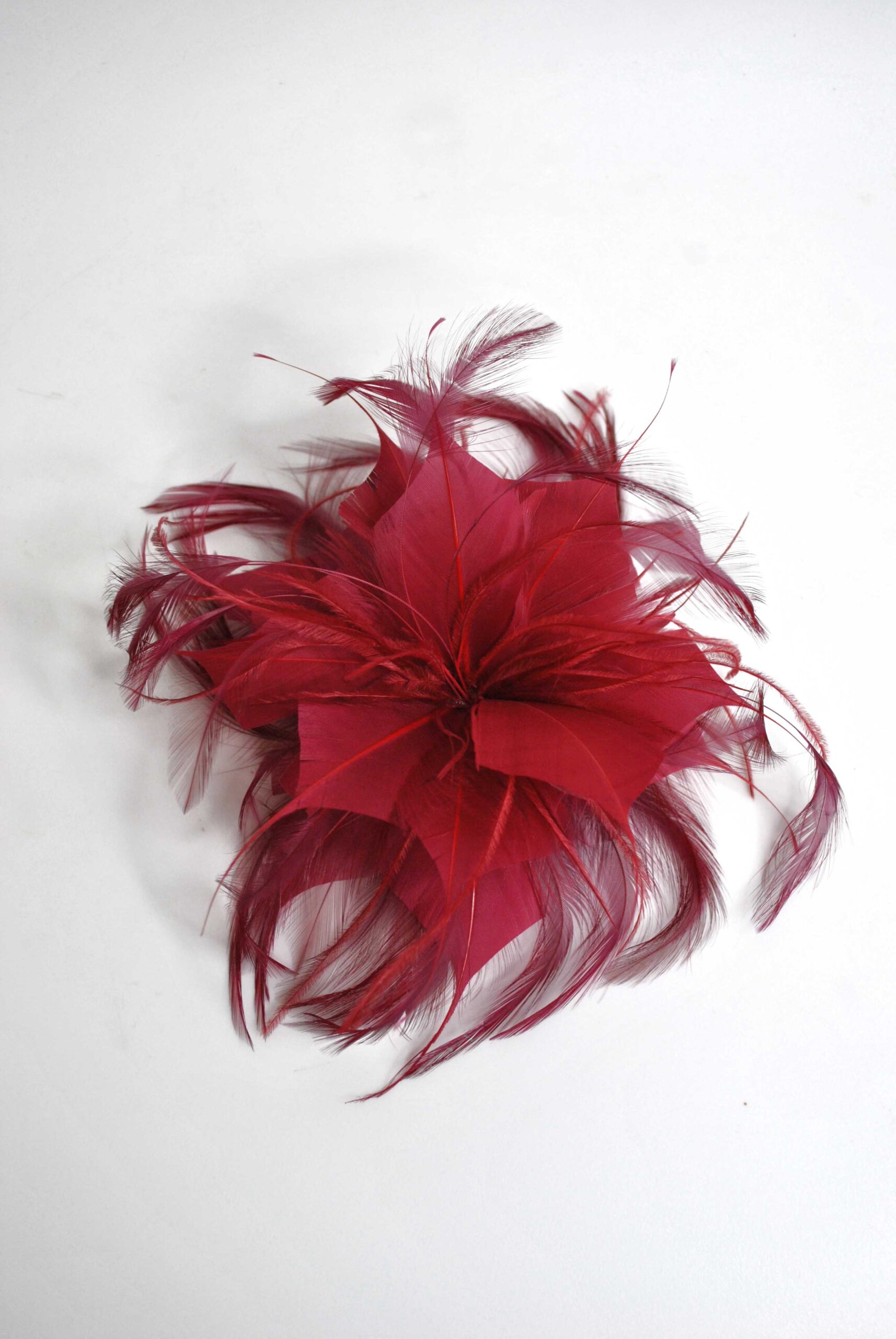 Flor tocado rojo burdeos