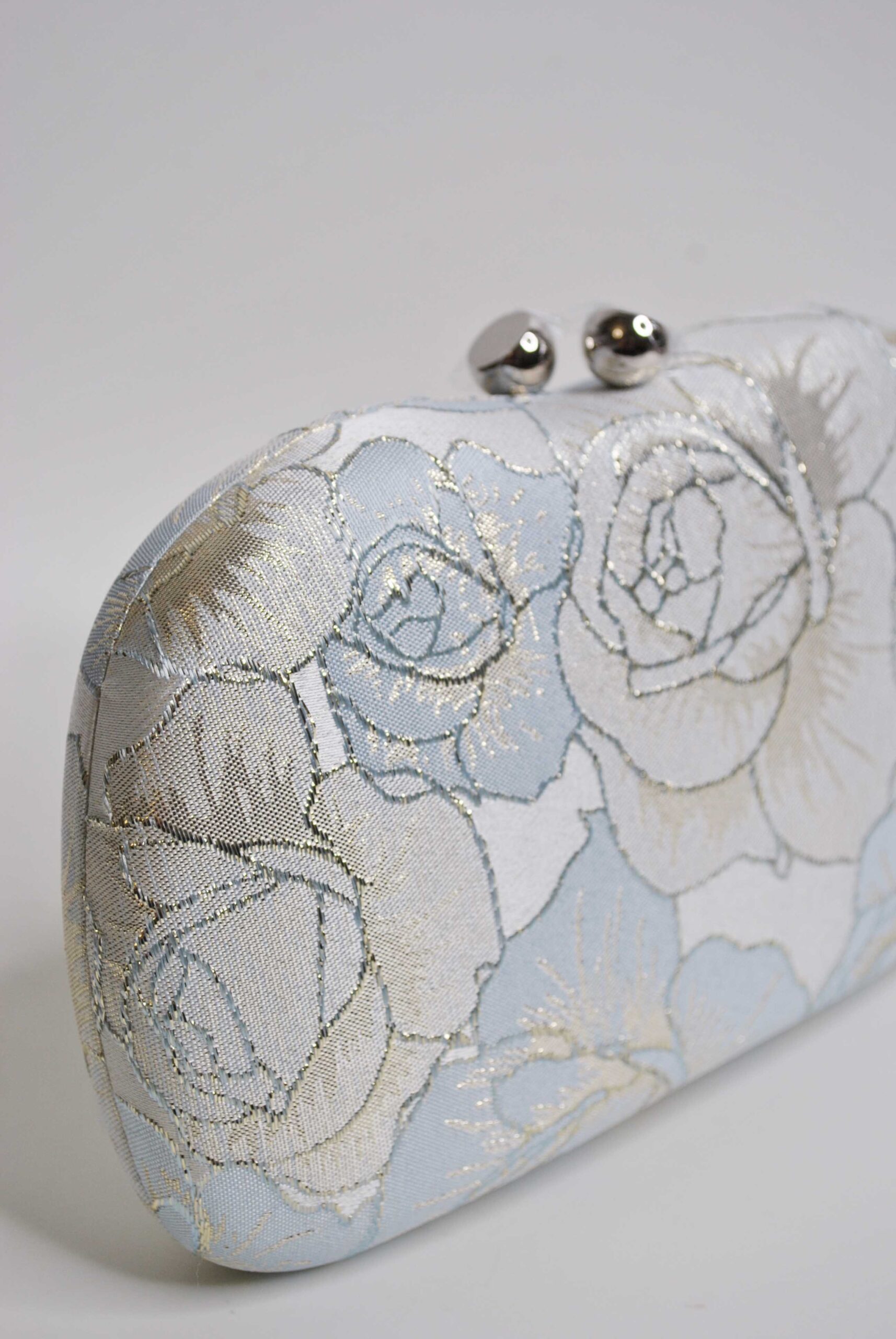 Bolso clutch azul cielo bordados - Imagen 4