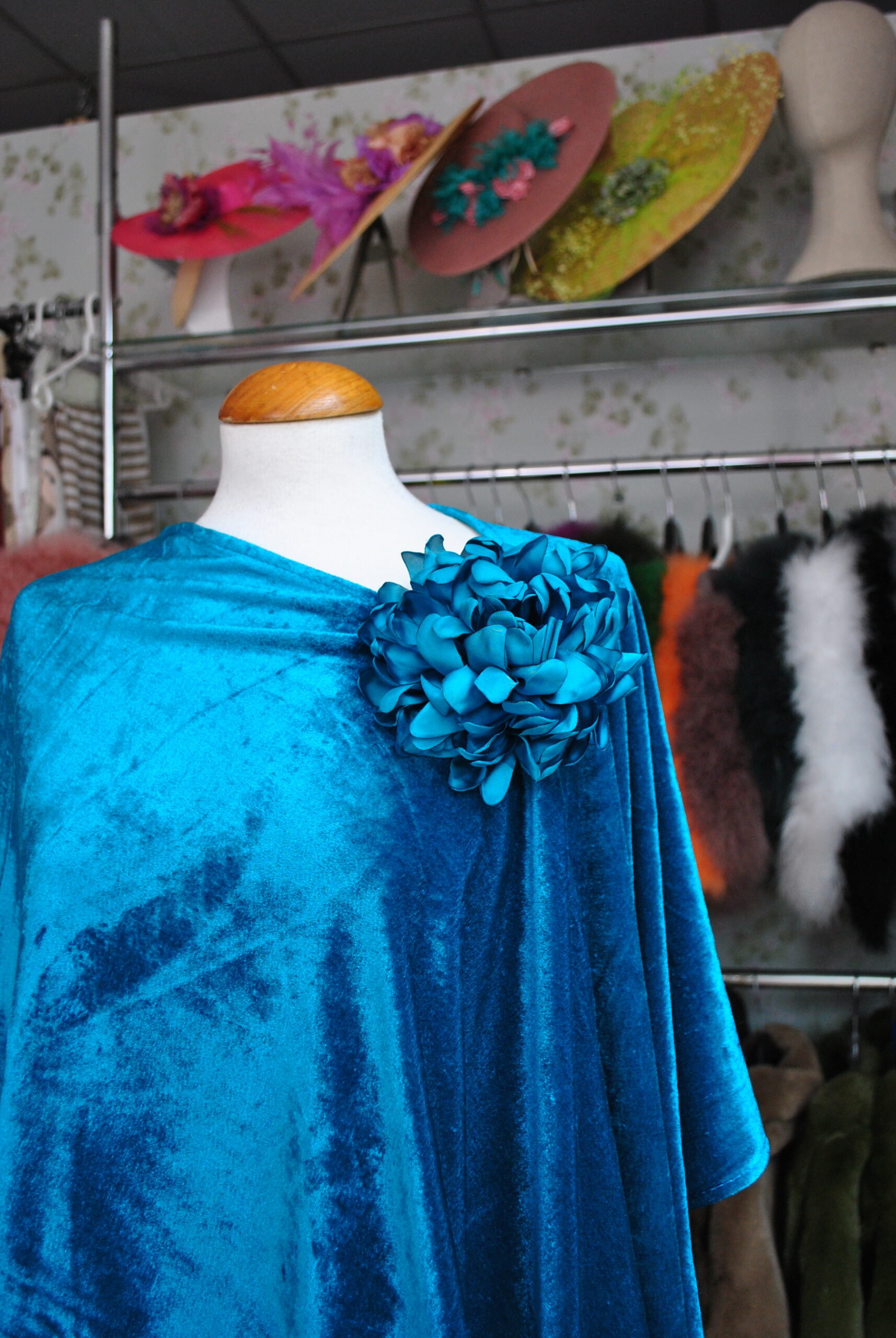 Capa fiesta turquesa terciopelo - Imagen 3