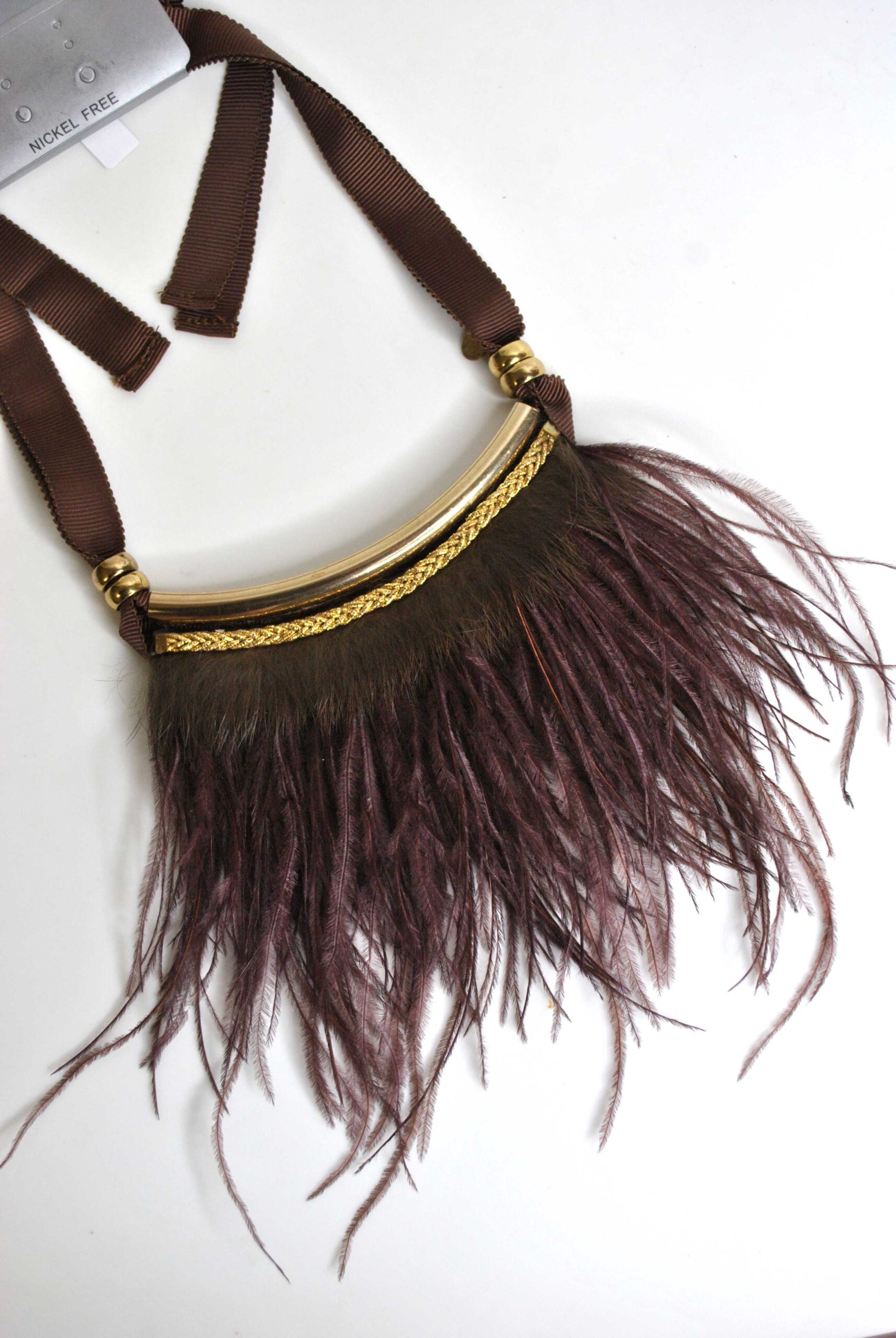 Collar marrón chocolate plumas