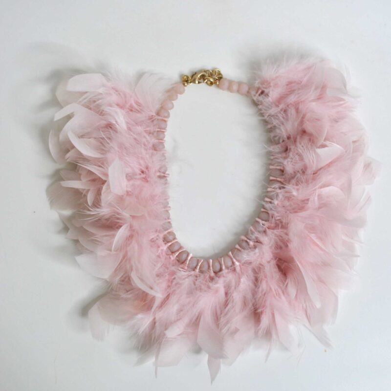 Collar de plumas rosas nude