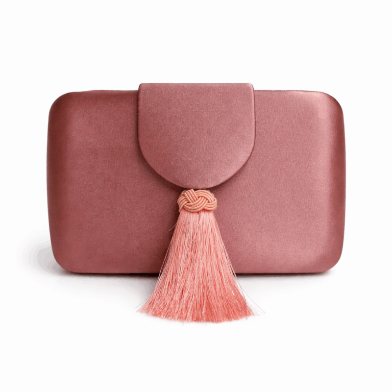 Clutch raso y flecos maquillaje