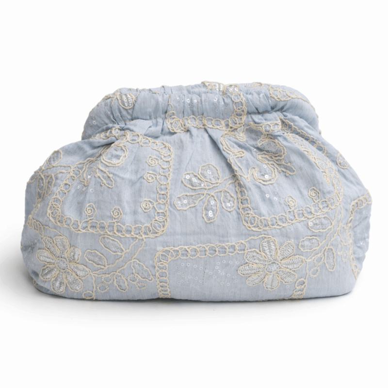 Bolso o clutch azul cielo bordado