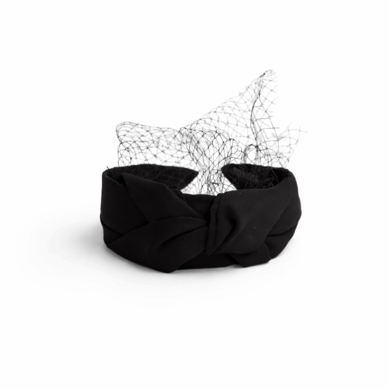 Diadema negra con redecilla